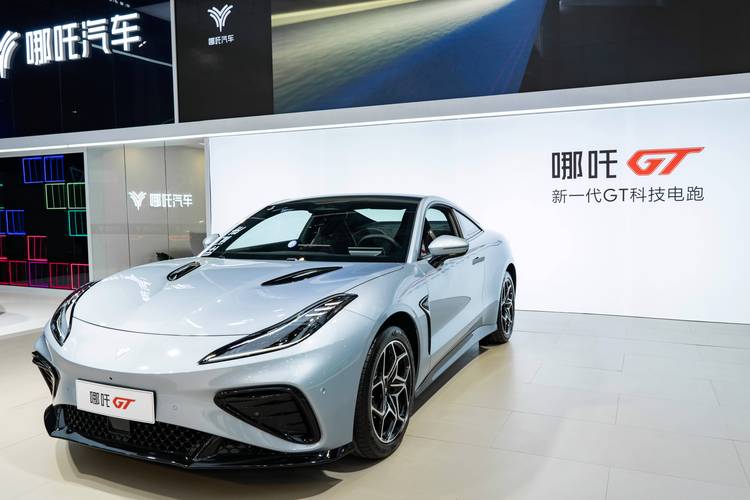 深圳279哪吒汽车在智能汽车领域的表现，领途汽车在新能源汽车市场中的影响力